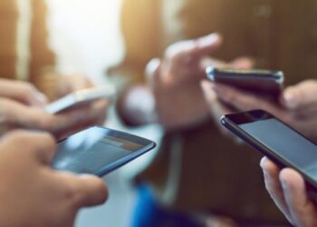 Fransa’da kamusal alanda telefon kullanımı yasaklandı!