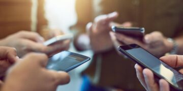 Fransa’da kamusal alanda telefon kullanımı yasaklandı!