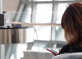 FBI’dan uyarı: Havalimanlarında telefonunuzu şarj etmeyin