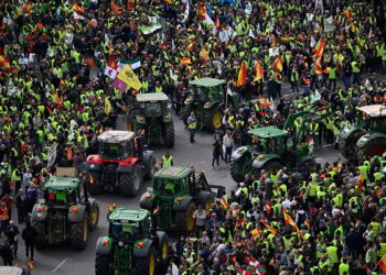 İspanyol çiftçiler, Madrid’de yolları felç etti