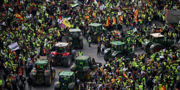 İspanyol çiftçiler, Madrid’de yolları felç etti