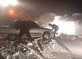 Muş Hasköy’de karda mahsur kalan 6 araç içindeki 22 kişi kurtarıldı!