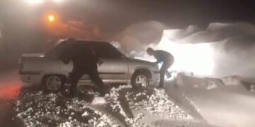 Muş Hasköy’de karda mahsur kalan 6 araç içindeki 22 kişi kurtarıldı!