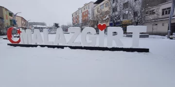 Muş Malazgirt’te etkili yağan kar hayatı felç etti!