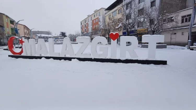 mus malazgirt te etkili yagan kar koy yollarini kapatti habermeydan