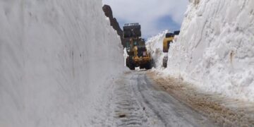 Muş’ta 3 metreyi bulan kardan kapanan grup köy yolu açıldı!