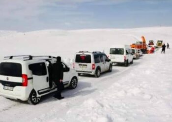 Muş’ta kar nedeniyle araçlarıyla yolda mahsur kalan 90 kişi kurtarıldı!