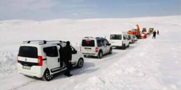 Muş’ta kar nedeniyle araçlarıyla yolda mahsur kalan 90 kişi kurtarıldı!