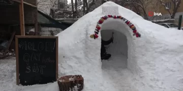 Muş’ta kardan yapılan iglo kahvehaneye büyük ilgi!