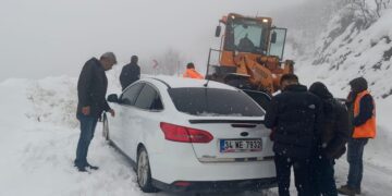 Muş’ta yoğun kar nedeniyle 53 kişi mahsur kaldı!