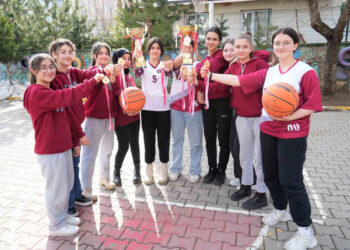 Muş Vali Yazar ortaokulu kızlar basketbol takımı bölge şampiyonu oldu