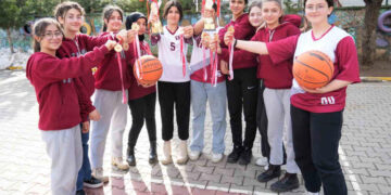 Muş Vali Yazar ortaokulu kızlar basketbol takımı bölge şampiyonu oldu