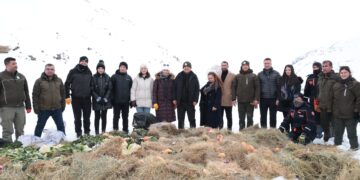 Muş Valisi Çakır, yaban hayvanları için doğaya yem bıraktı