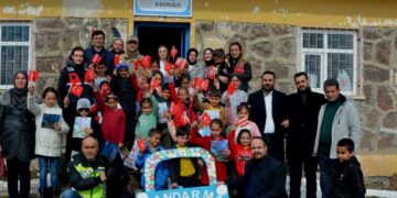 Muş Varto’da şehit yakınları ve jandarmadan köy okuluna ziyaret