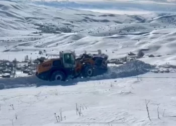 Muş’un Varto ilçesinde köy yoluna çığ düştü!