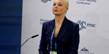 Eşi, Navalni’nin ölüm haberini alır almaz sahneye çıktı: Putin hesabını verecek