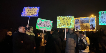 ‘Sessiz yürüyüş’ sırasında Bakan Koca ve Başkan Savaş’a protesto