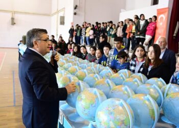 Sinop Boyabat’ta öğrencilere model küre dağıtıldı!