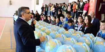 Sinop Boyabat’ta öğrencilere model küre dağıtıldı!