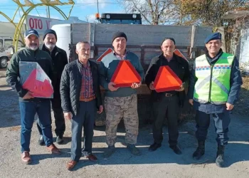 Sinop’ta Jandarma ekipleri traktör sürücülerine reflektör dağıttı!