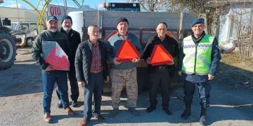 Sinop’ta Jandarma ekipleri traktör sürücülerine reflektör dağıttı!