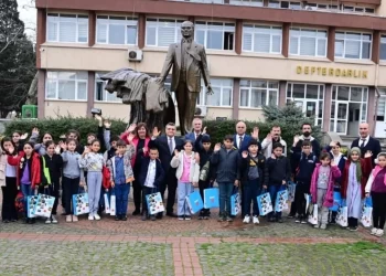 Sinop Valiliği tarafından öğrencilere kültür gezisi düzenlendi Sinop Valiliği tarafından öğrencilere kültür gezisi düzenlendi