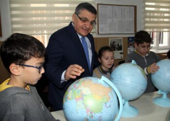 Sinop Valisi, öğrencilere model küre hediye etti!