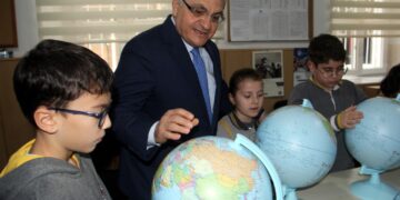 Sinop Valisi, öğrencilere model küre hediye etti!