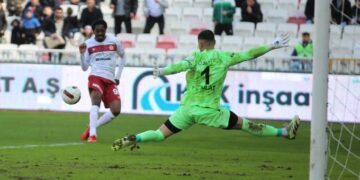 Sivasspor, evinde Pendikspor’u 4 golle geçti!