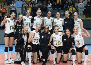 VakıfBank, kupada yarı finale çıktı!