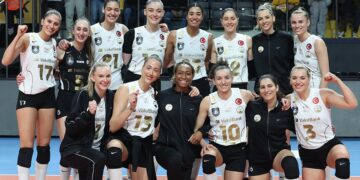 VakıfBank, kupada yarı finale çıktı!