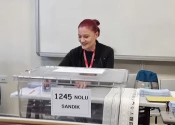 Candan Erçetin sandık görevlisi oldu!