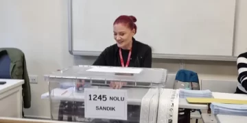 Candan Erçetin sandık görevlisi oldu!