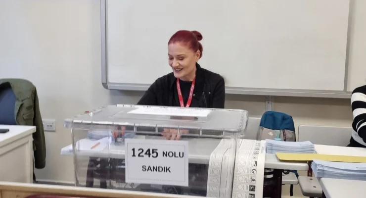 Candan Erçetin sandık görevlisi oldu! Candan Ercetin sandik gorevlisi oldu habermeydan