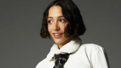 Zeynep Bastık 'Lan' parçasıyla üç dijital platformda zirveye yerleşti Zeynep Bastik Lan parcasiyla uc dijital platformda zirveye yerlesti habermeydan