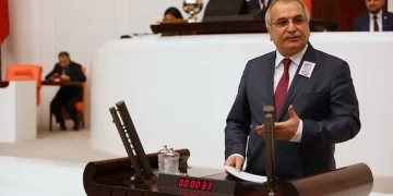 Eski milletvekili Ahmet Çelik kardeşi tarafından bıçaklandı