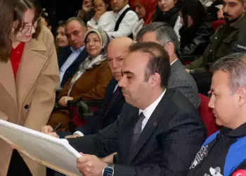 Alper Gezeravcı Erzurum’da gençlerden büyük ilgi gördü