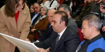 Alper Gezeravcı Erzurum’da gençlerden büyük ilgi gördü