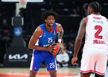 Anadolu Efes, evinde Olympiakos’u farklı yendi!