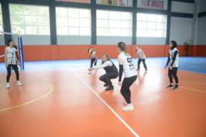 Bakan Bak gençlerle voleybol oynadı bakan bak genclerle voleybol oynadi habermeydan