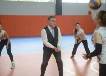 Bakan Bak gençlerle voleybol oynadı