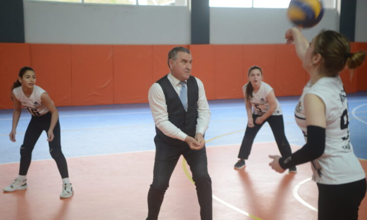 Bakan Bak gençlerle voleybol oynadı bakan bak habermeydan