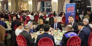 Bakan Bayraktar, iftarı belediye çalışanlarıyla yaptı