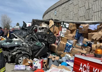 Çankırı’da dehşet verici kaza: TIR, otomobilin üzerine devrildi, 4 kişi hayatını kaybetti, 3 yaralı