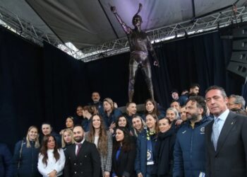 Fenerbahçeli voleybolcu Eda Erdem Dündar’ın heykeli açıldı!