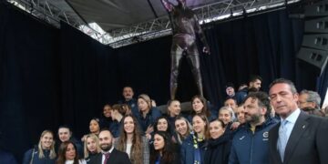 Fenerbahçeli voleybolcu Eda Erdem Dündar’ın heykeli açıldı!