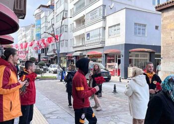Galatasaray taraftar grubu ultrAslan, Sinop’ta kadınlara çiçek dağıttı!