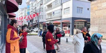Galatasaray taraftar grubu ultrAslan, Sinop’ta kadınlara çiçek dağıttı!