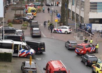 Hollanda'da rehine krizi: Kafede bulunanlar rehin alındı, polis bölgeyi tahliye etti Hollanda’da rehine krizi: Kafede bulunanlar rehin alındı, polis bölgeyi tahliye etti