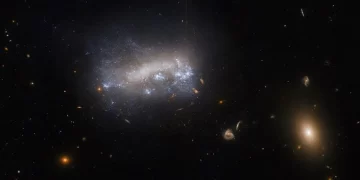 Hubble, 52 milyon ışık yılı uzaklıktaki bir galaksiyi fotoğrafladı